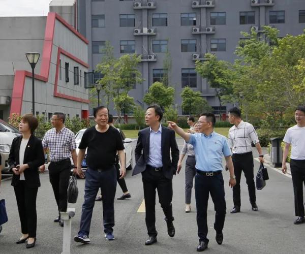 THE GOVERNOR OF FUYANG DISTRICT VISITS FUCHUNJIANG OPTICAL COMMUNICATION PARK
